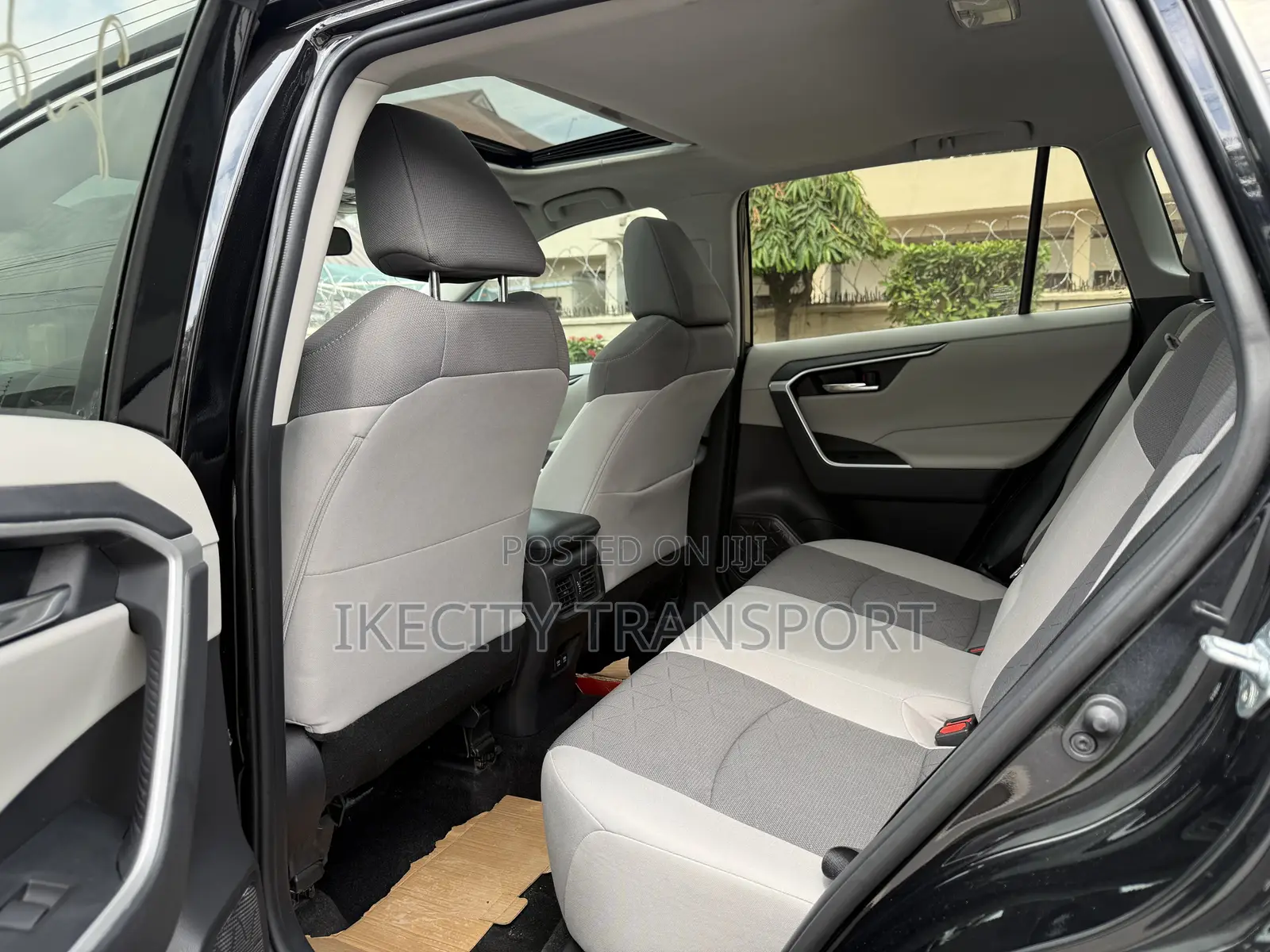 Toyota RAV4 XLE 2021 Black