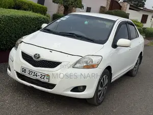 Toyota Yaris Base Sedan 4dr 2010 White