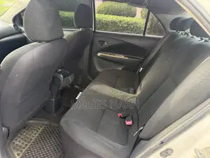 Toyota Yaris Base Sedan 4dr 2010 White