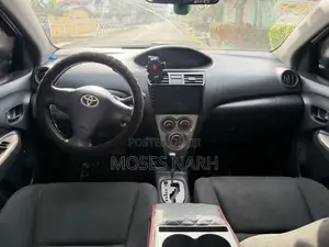 Toyota Yaris Base Sedan 4dr 2010 White