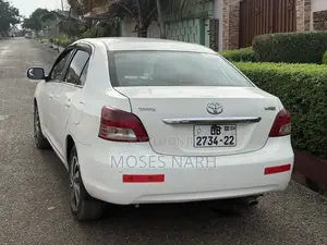 Toyota Yaris Base Sedan 4dr 2010 White