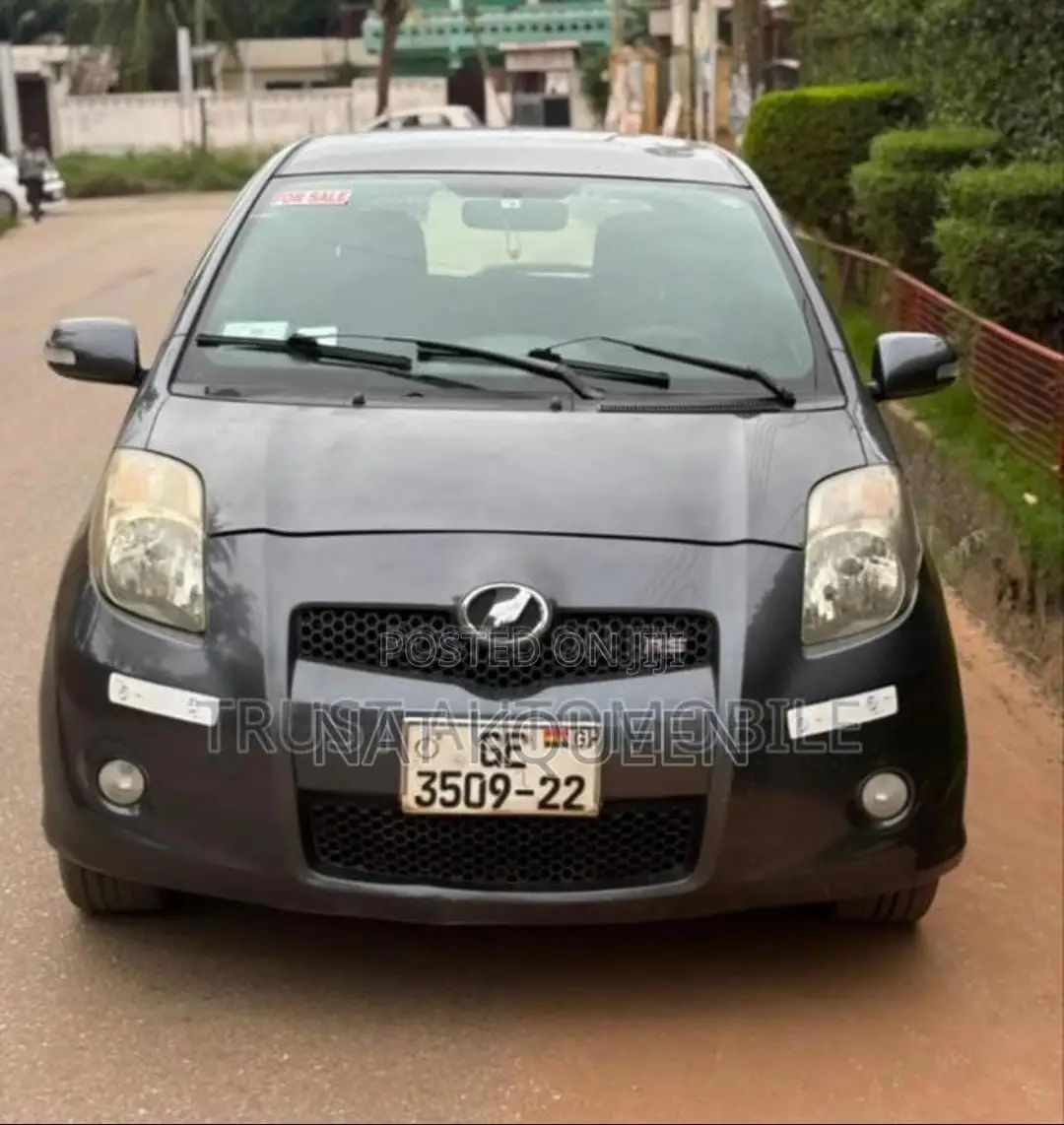 Toyota Vitz 1.3 AWD 3dr 2012 Gray
