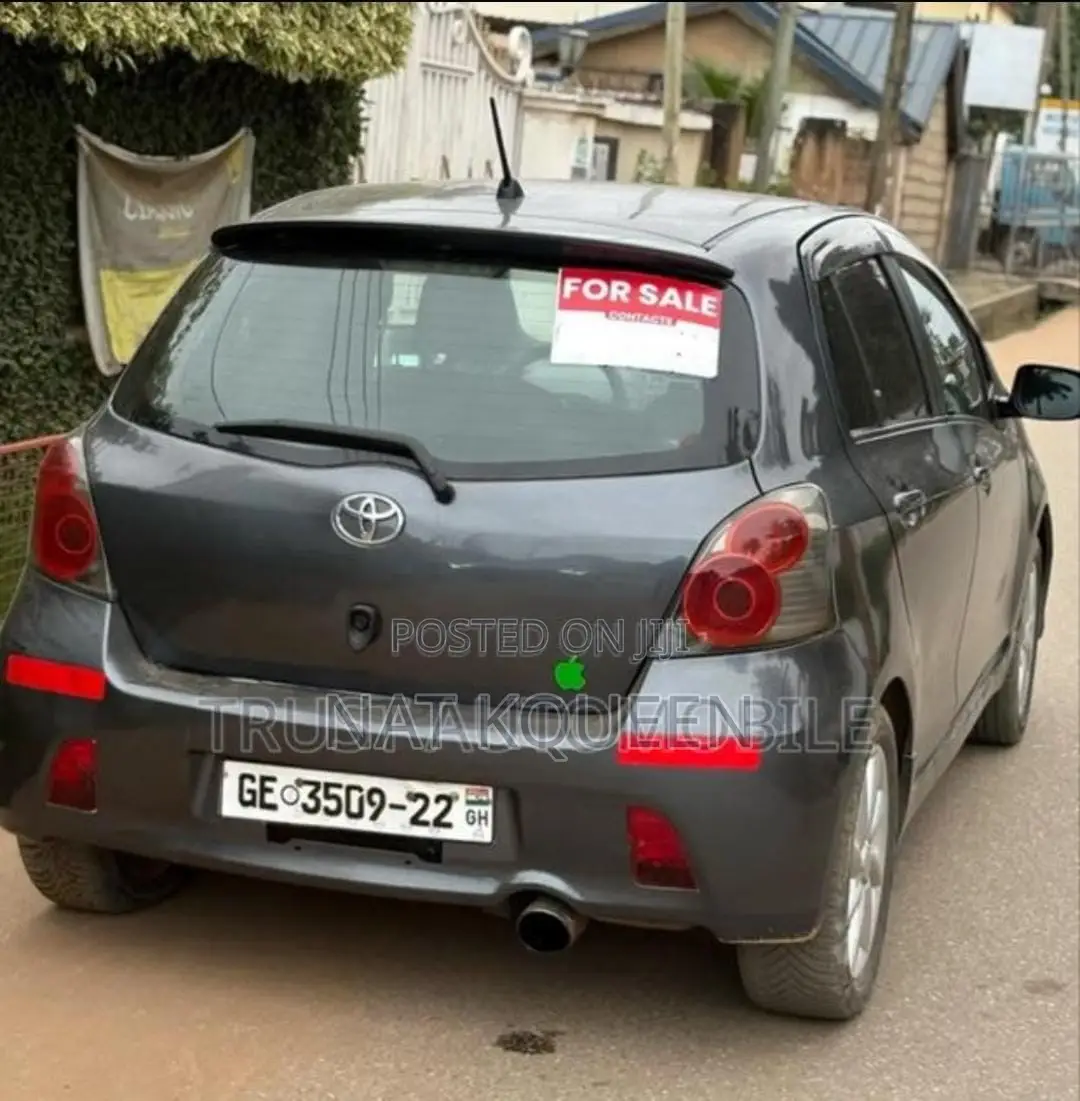 Toyota Vitz 1.3 AWD 3dr 2012 Gray