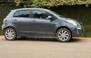 Toyota Vitz 1.3 AWD 3dr 2012 Gray
