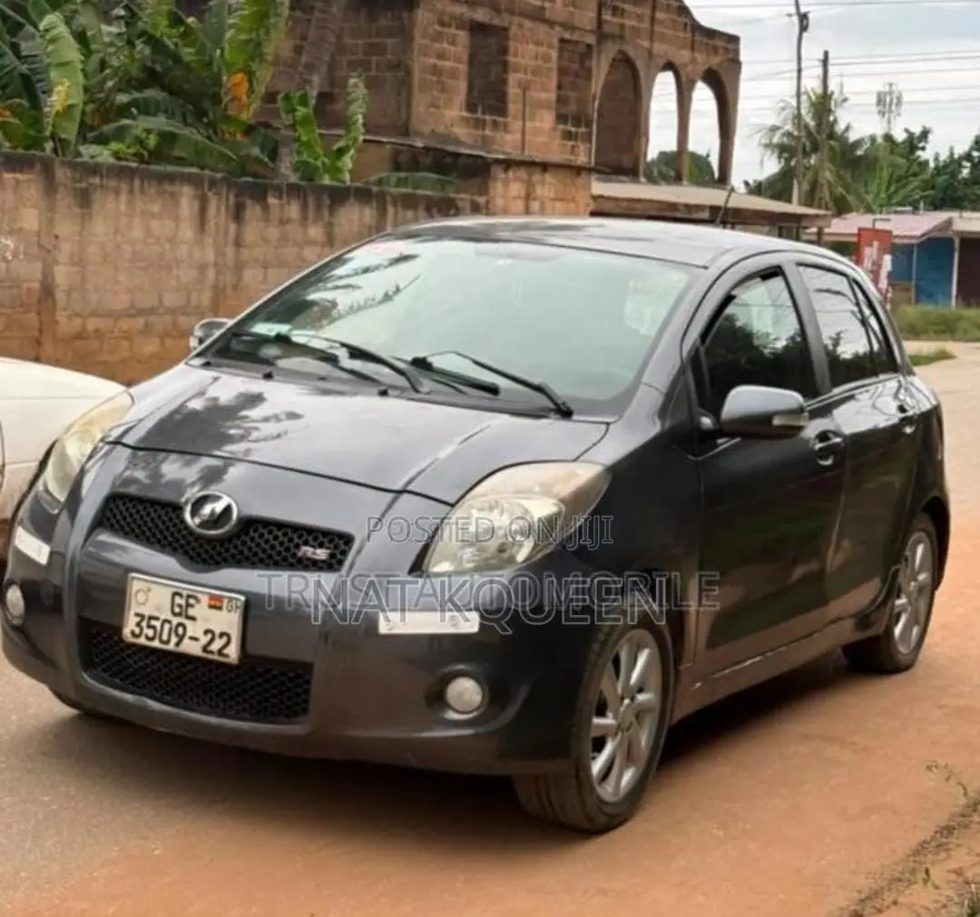 Toyota Vitz 1.3 AWD 3dr 2012 Gray