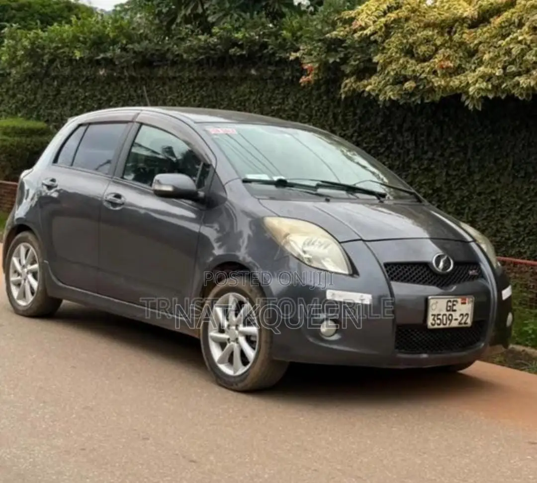 Toyota Vitz 1.3 AWD 3dr 2012 Gray