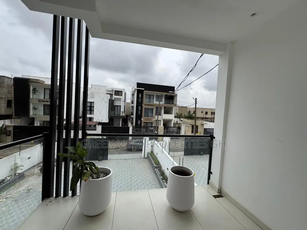 4bdrm Duplex in East Legon for sale