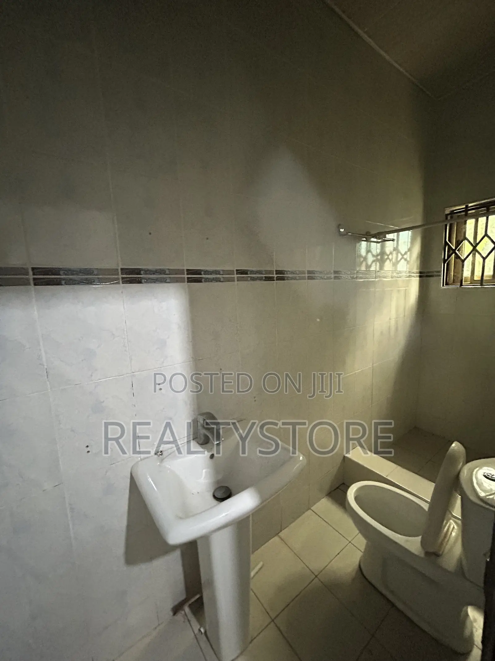 5bdrm House in Abuom, Accra Metropolitan for rent