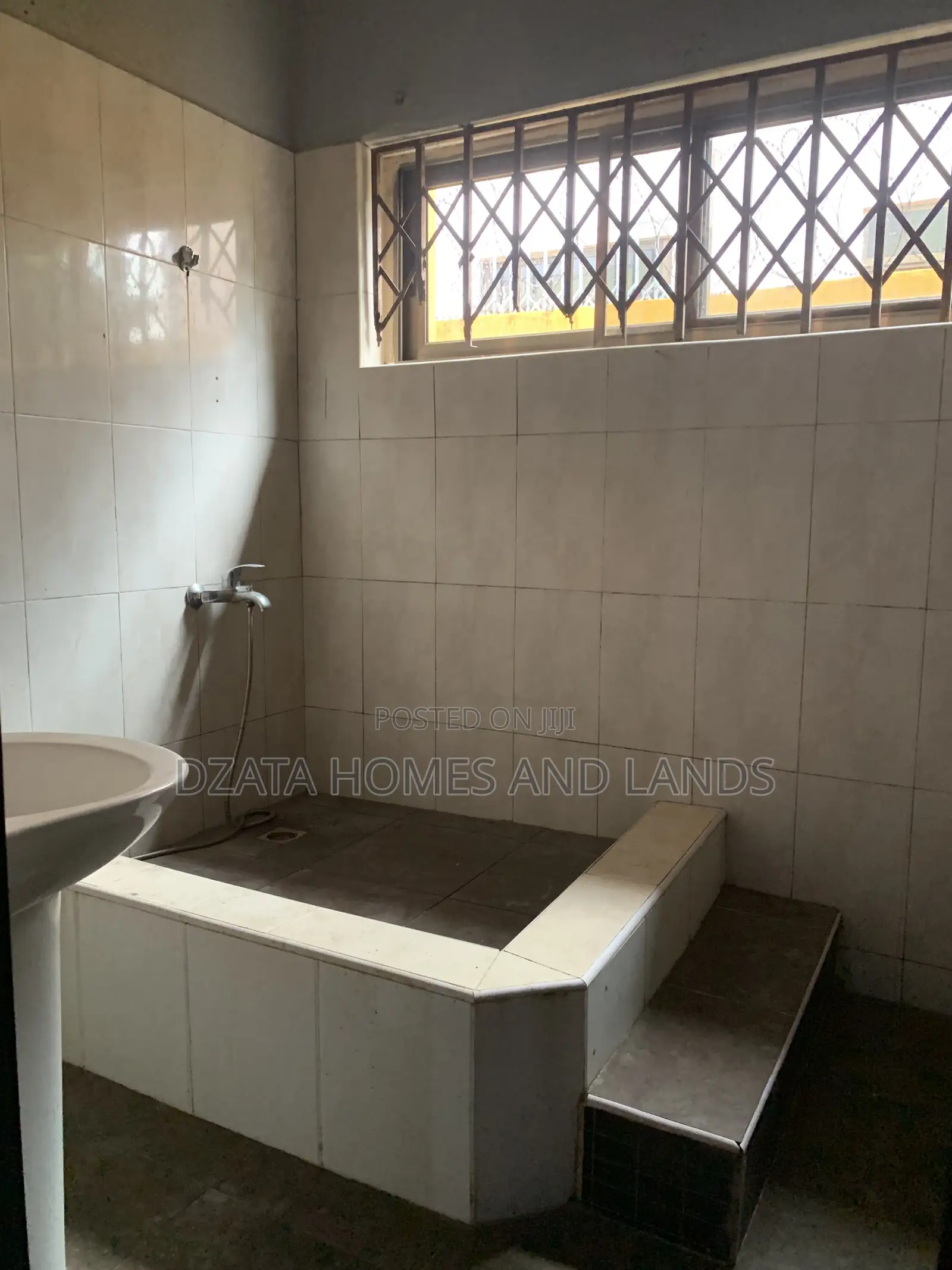 5bdrm House in Basket, Spintex for sale