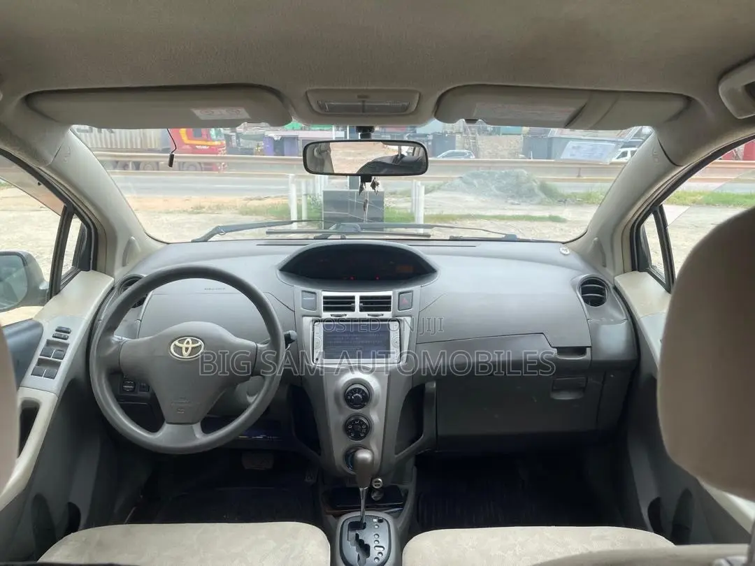 Toyota Vitz 2010 White