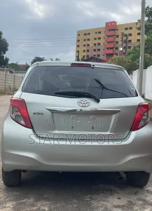 Toyota Vitz 2014 Silver