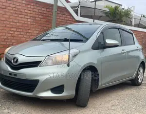 Toyota Vitz 2014 Silver