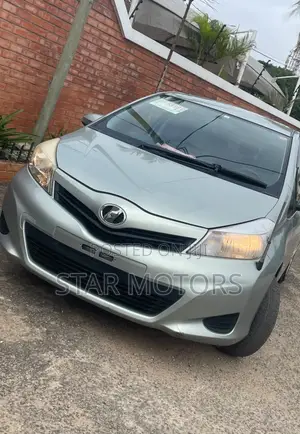 Toyota Vitz 2014 Silver