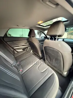 Hyundai Elantra Limited 2021 Red