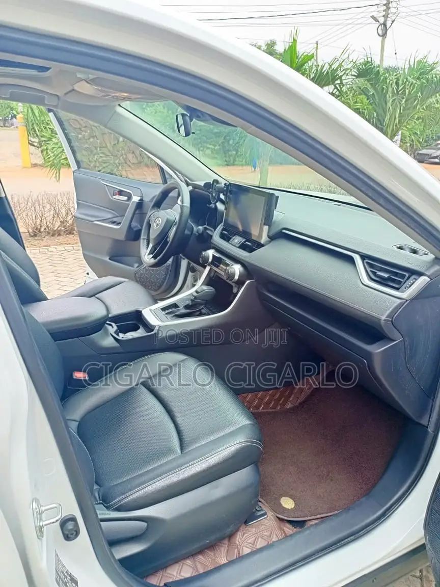 Toyota RAV4 XLE Premium 2022 White