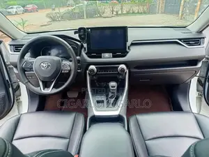 Toyota RAV4 XLE Premium 2022 White