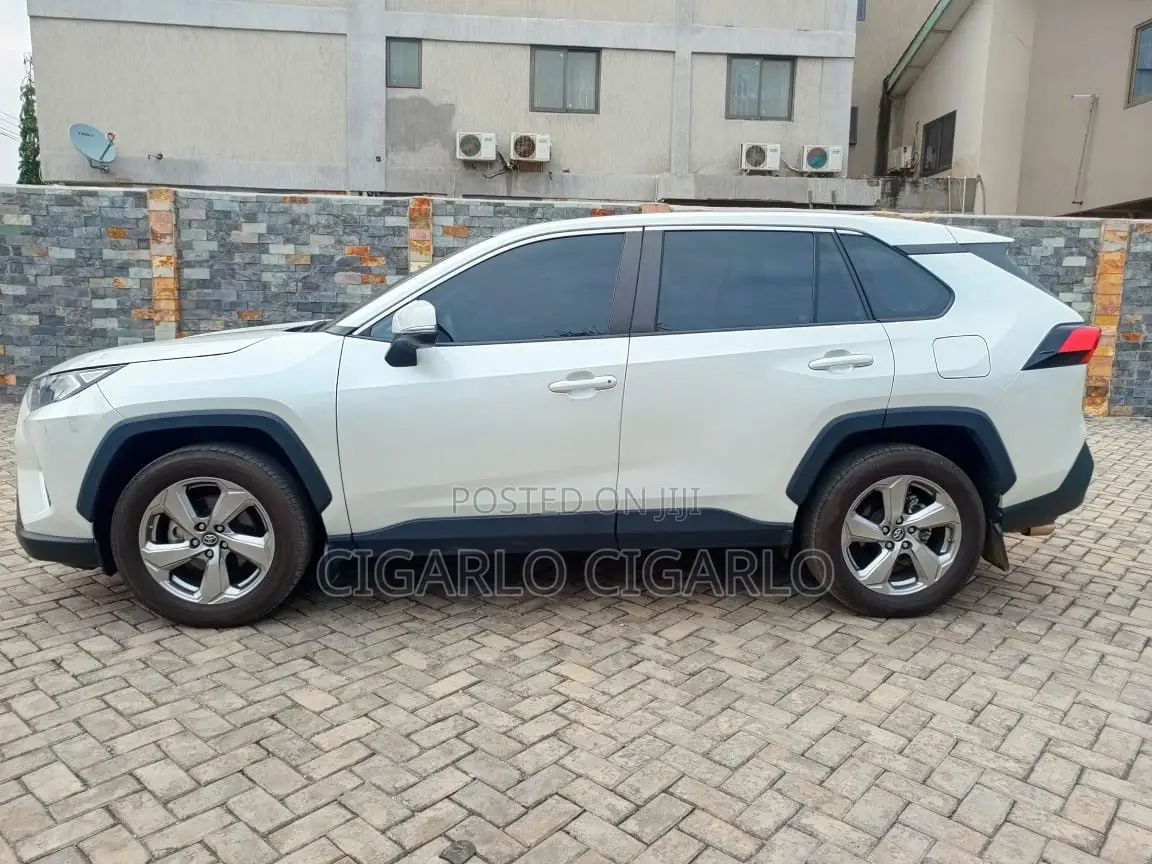 Toyota RAV4 XLE Premium 2022 White