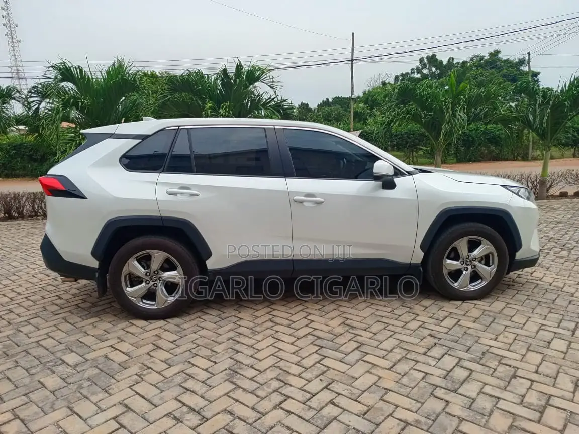 Toyota RAV4 XLE Premium 2022 White