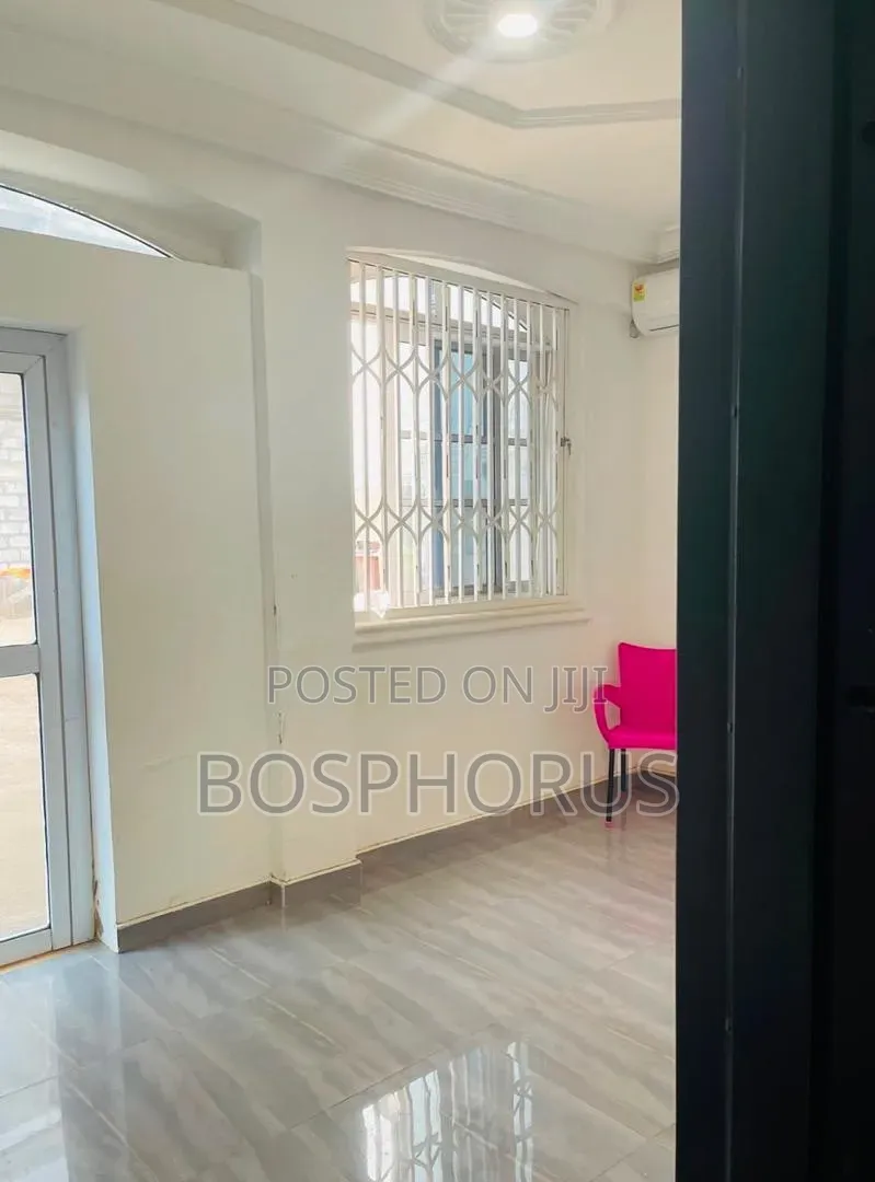 1bdrm Apartment in Lapaz Racecourse, Nyanmekye for rent