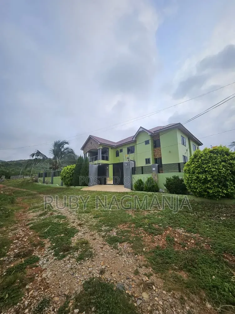 8bdrm House in Ekman Ash, Oyibi for sale