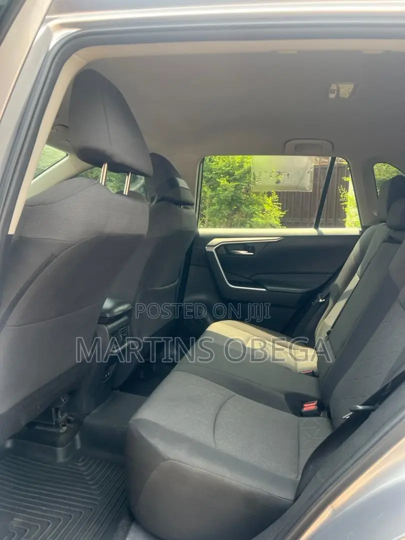 Toyota RAV4 XLE 2021 Silver