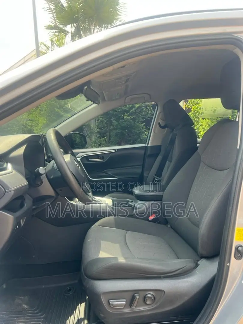 Toyota RAV4 XLE 2021 Silver