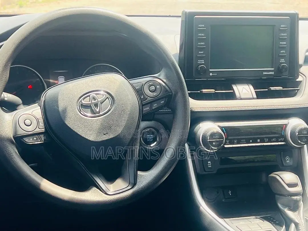 Toyota RAV4 XLE 2021 Silver