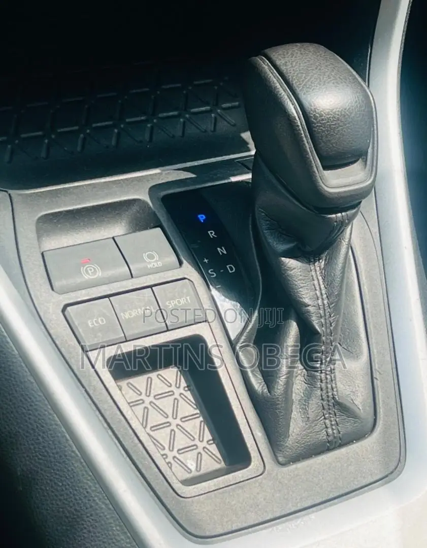 Toyota RAV4 XLE 2021 Silver