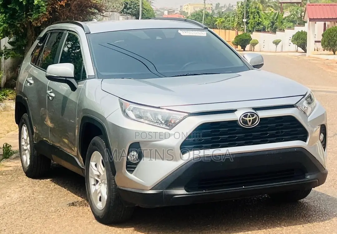 Toyota RAV4 XLE 2021 Silver