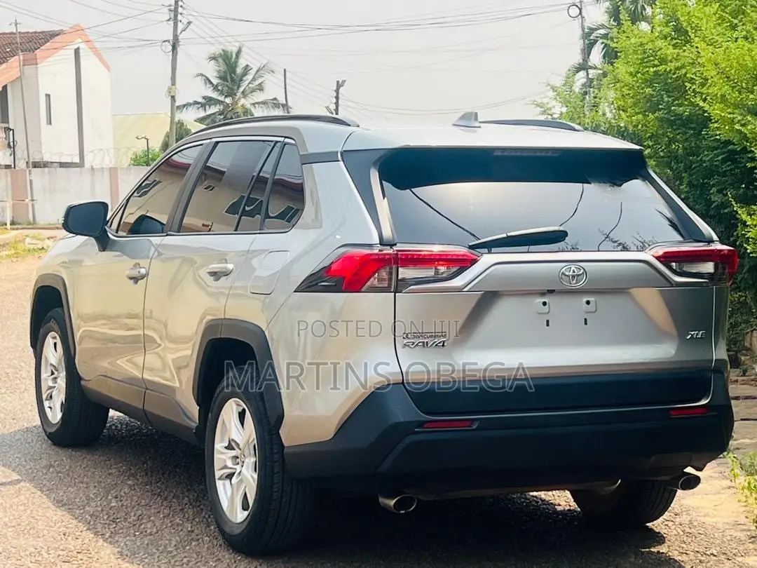 Toyota RAV4 XLE 2021 Silver