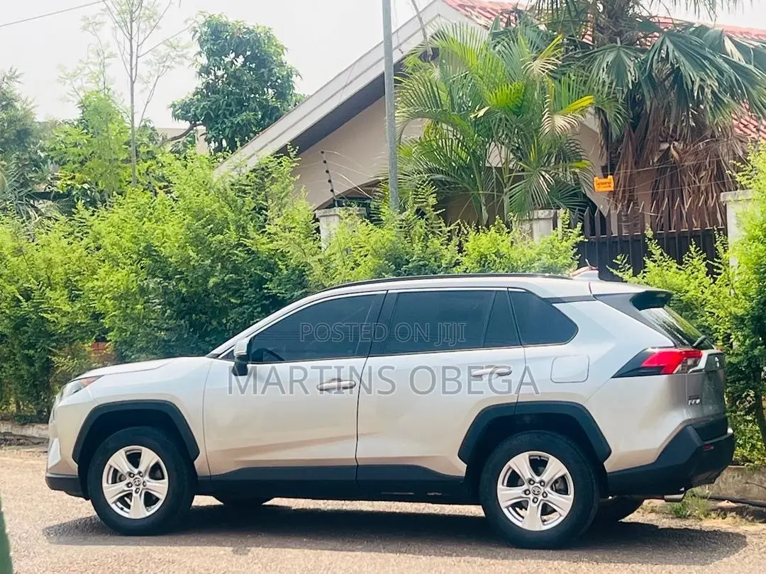 Toyota RAV4 XLE 2021 Silver