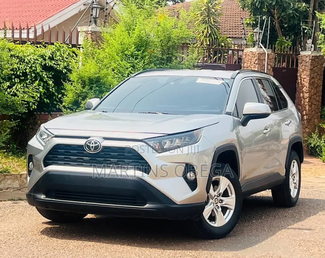 Toyota RAV4 XLE 2021 Silver