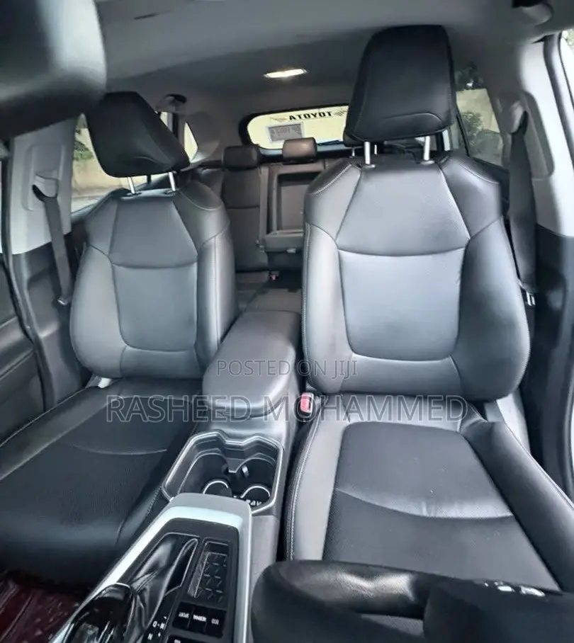 Toyota RAV4 XLE Premium 2025 White