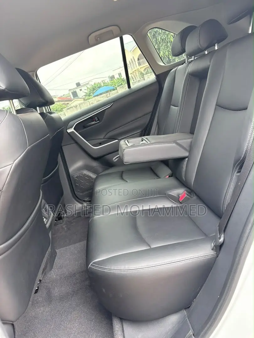 Toyota RAV4 XLE Premium 2025 White
