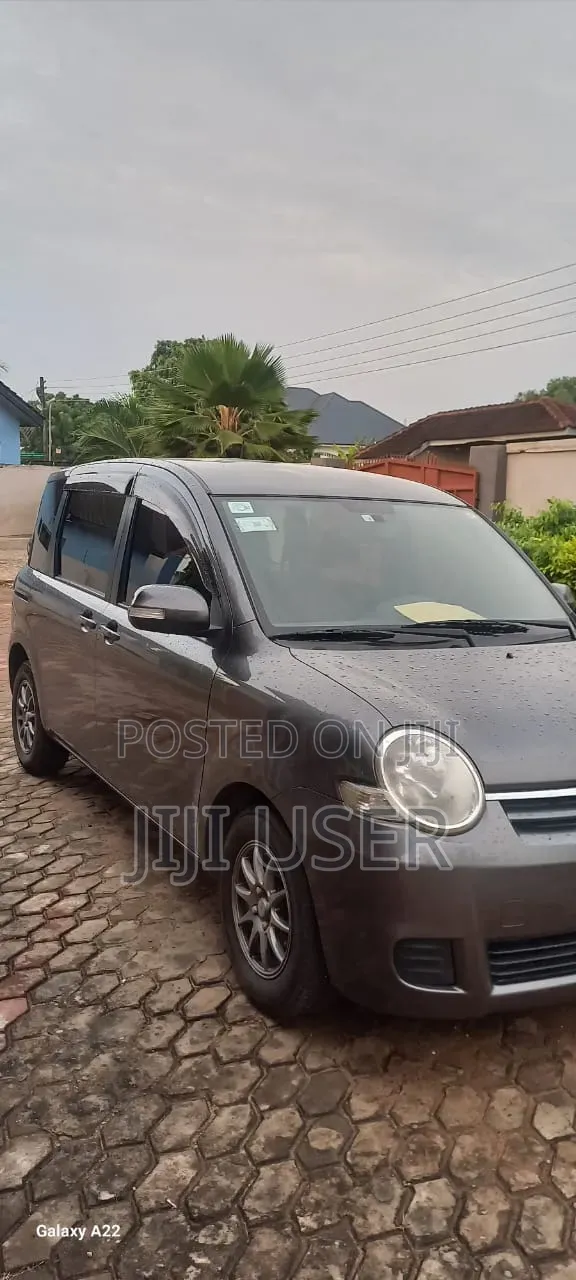 Toyota Sienta 2010 Gray