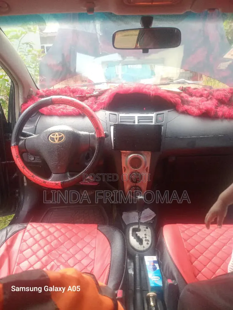 Toyota Vitz 1.3 AWD 5dr 2012 Black