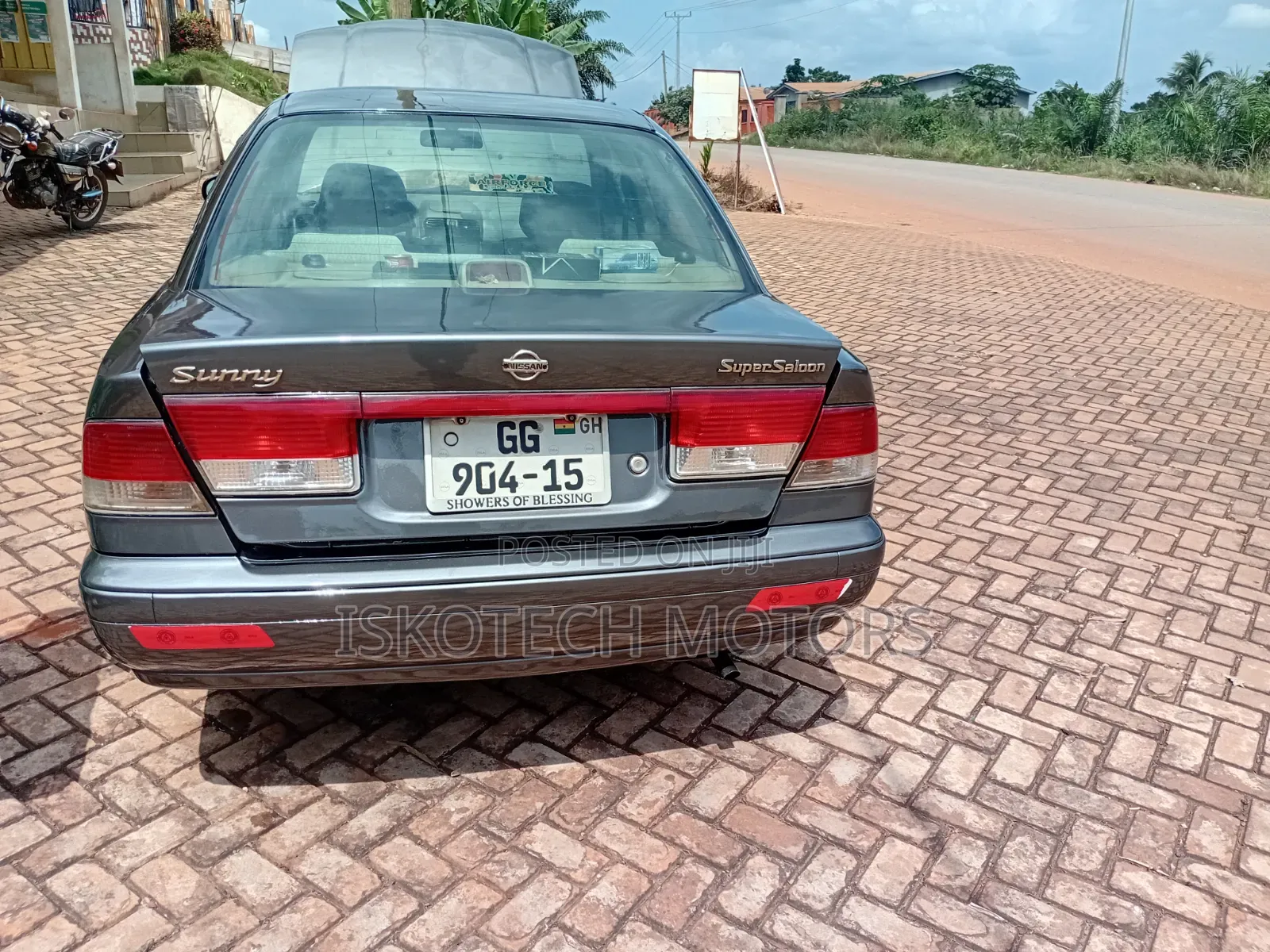 Nissan Sunny 2000 Black