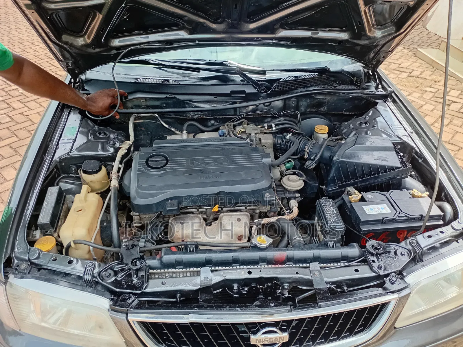 Nissan Sunny 2000 Black
