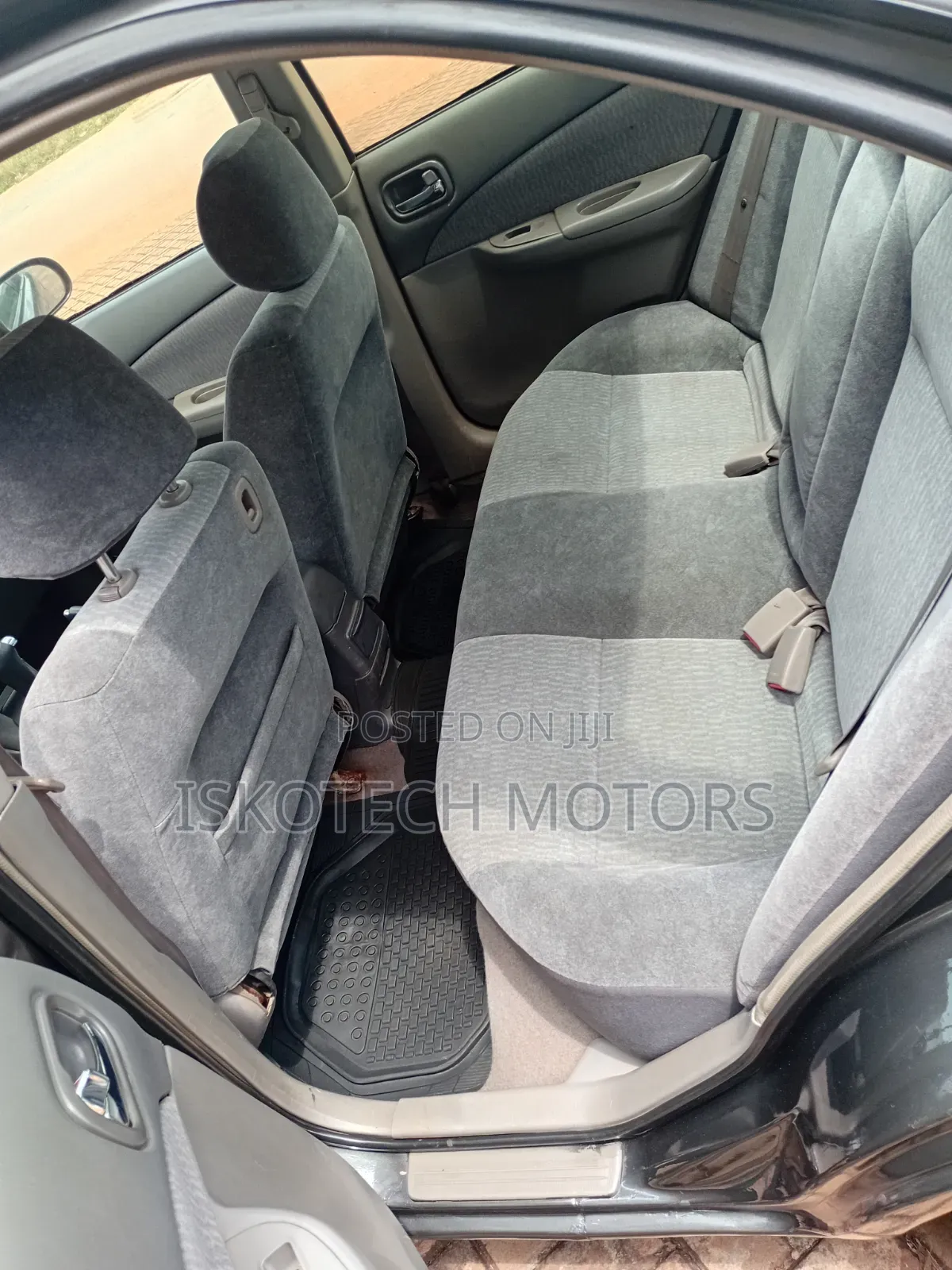Nissan Sunny 2000 Black