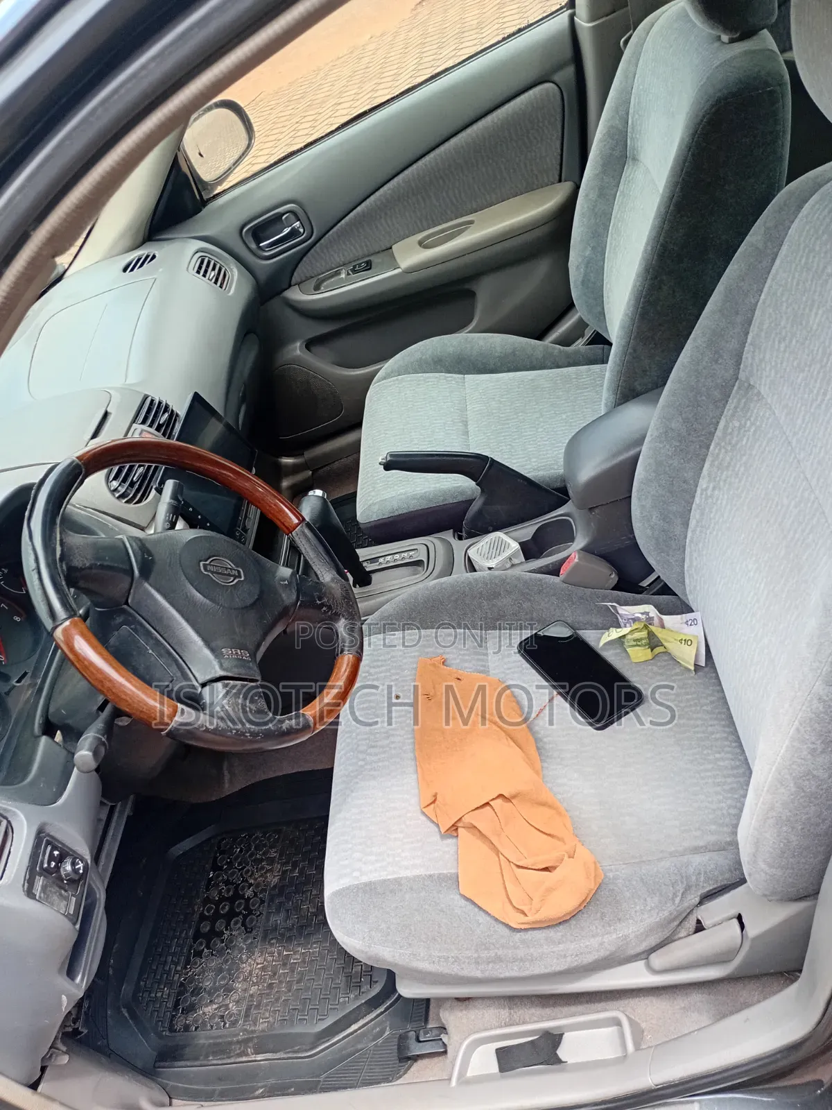 Nissan Sunny 2000 Black