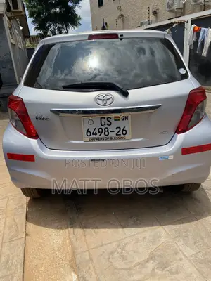Toyota Vitz 2010 Silver