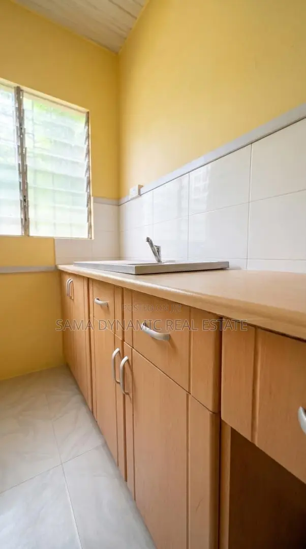 12bdrm House in Cantonment, Cantonments for rent