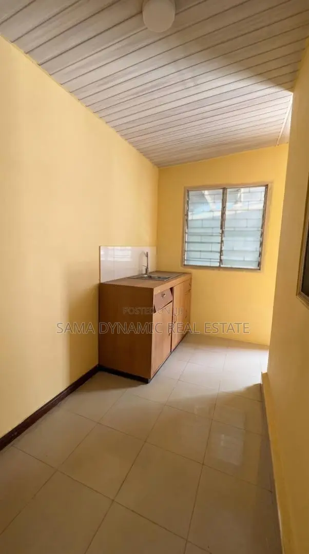 12bdrm House in Cantonment, Cantonments for rent