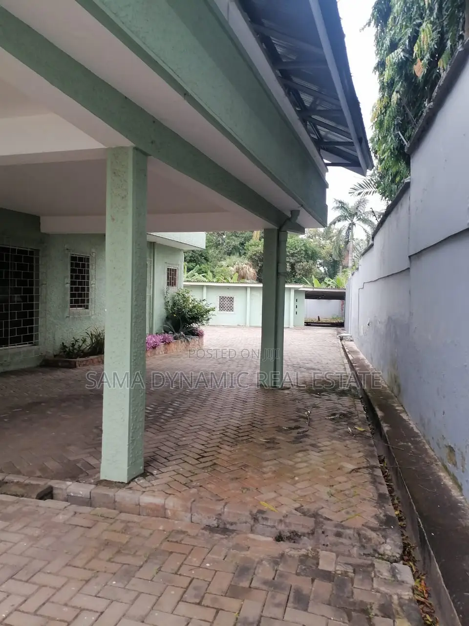 12bdrm House in Cantonment, Cantonments for rent