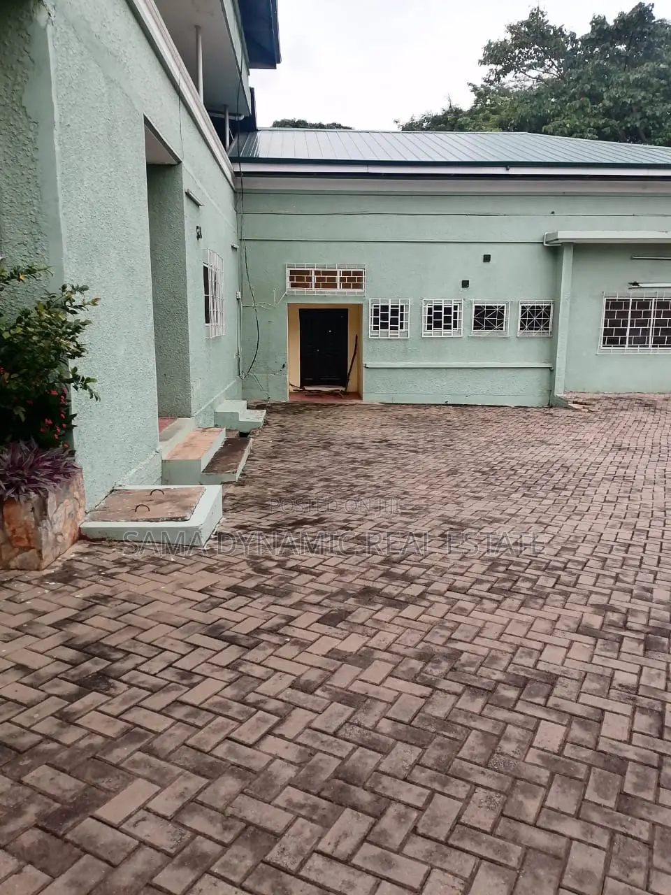 12bdrm House in Cantonment, Cantonments for rent