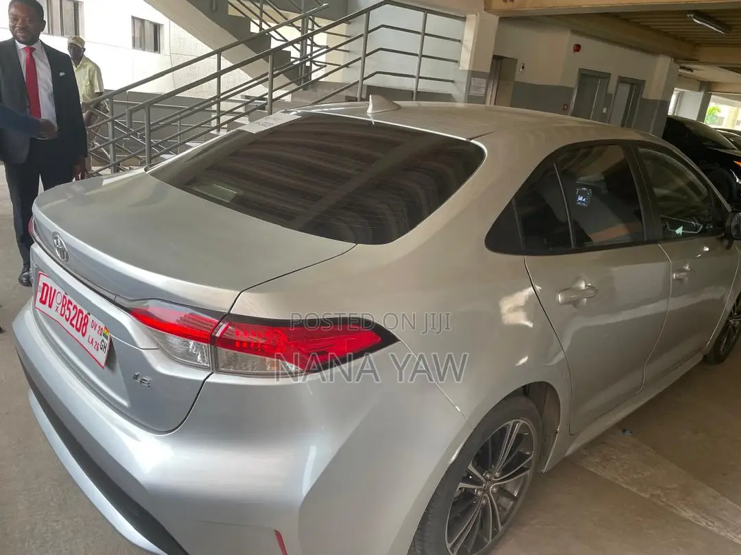 Toyota Corolla LE 2022 Silver