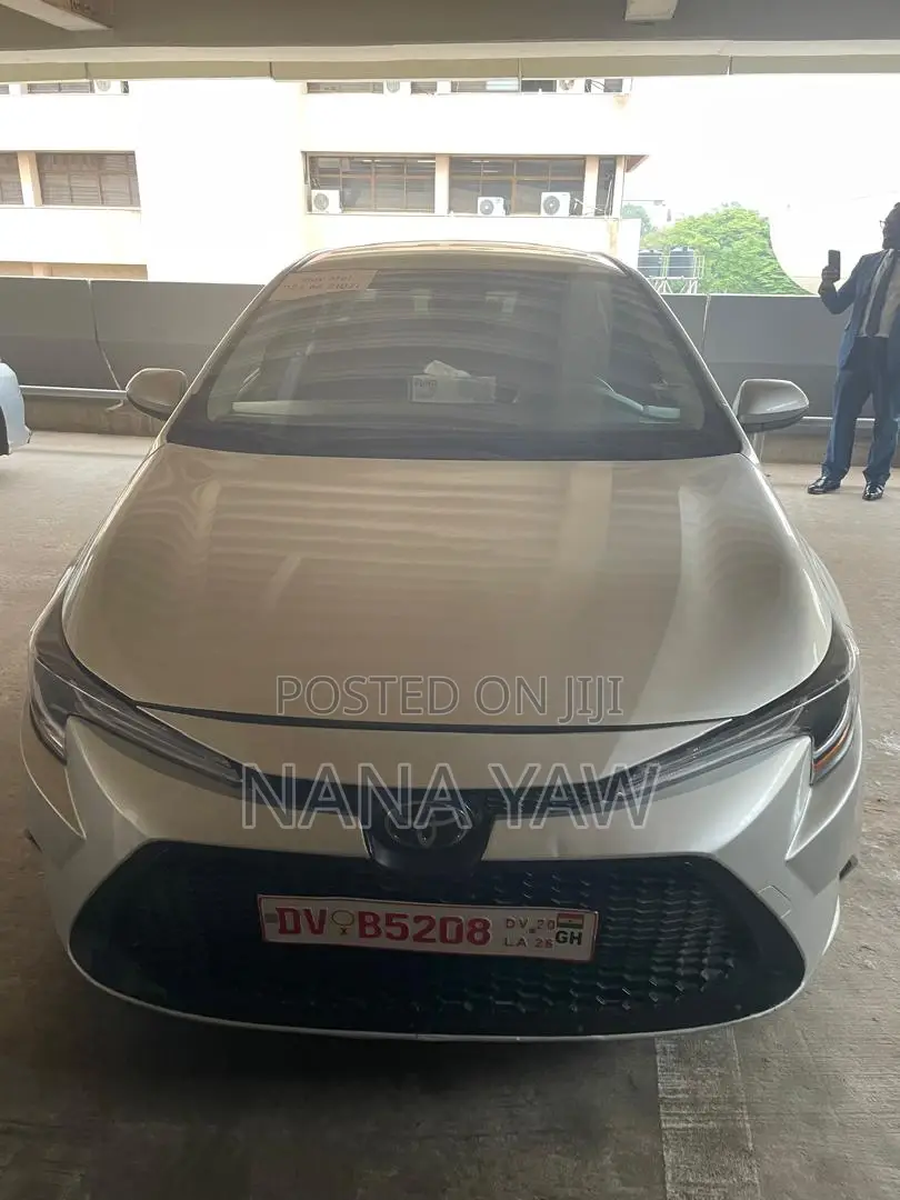 Toyota Corolla LE 2022 Silver