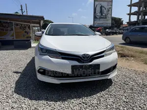 Toyota Corolla XLE 2021 White