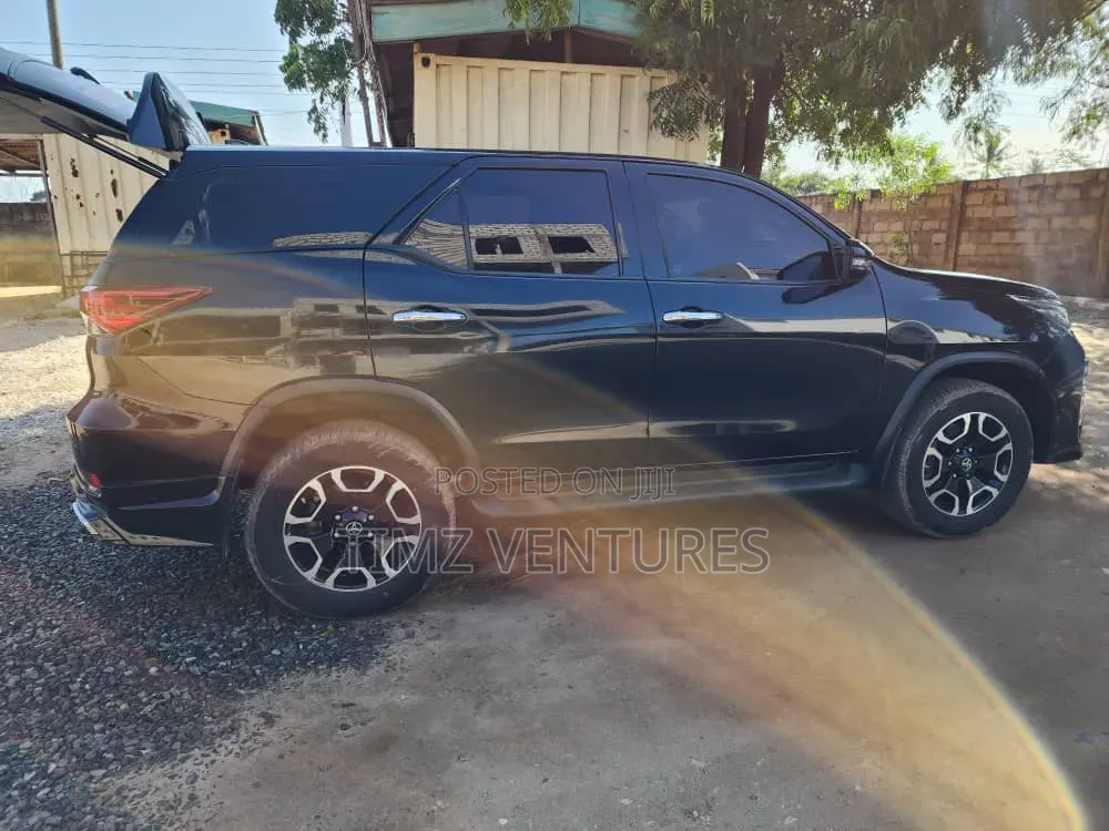 Toyota Fortuner 2025 Black