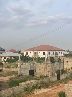 Spacious Plots With Generous Size: Tema Comm.25